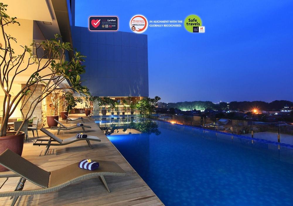 Swiss-Belinn Karawang Esterno foto