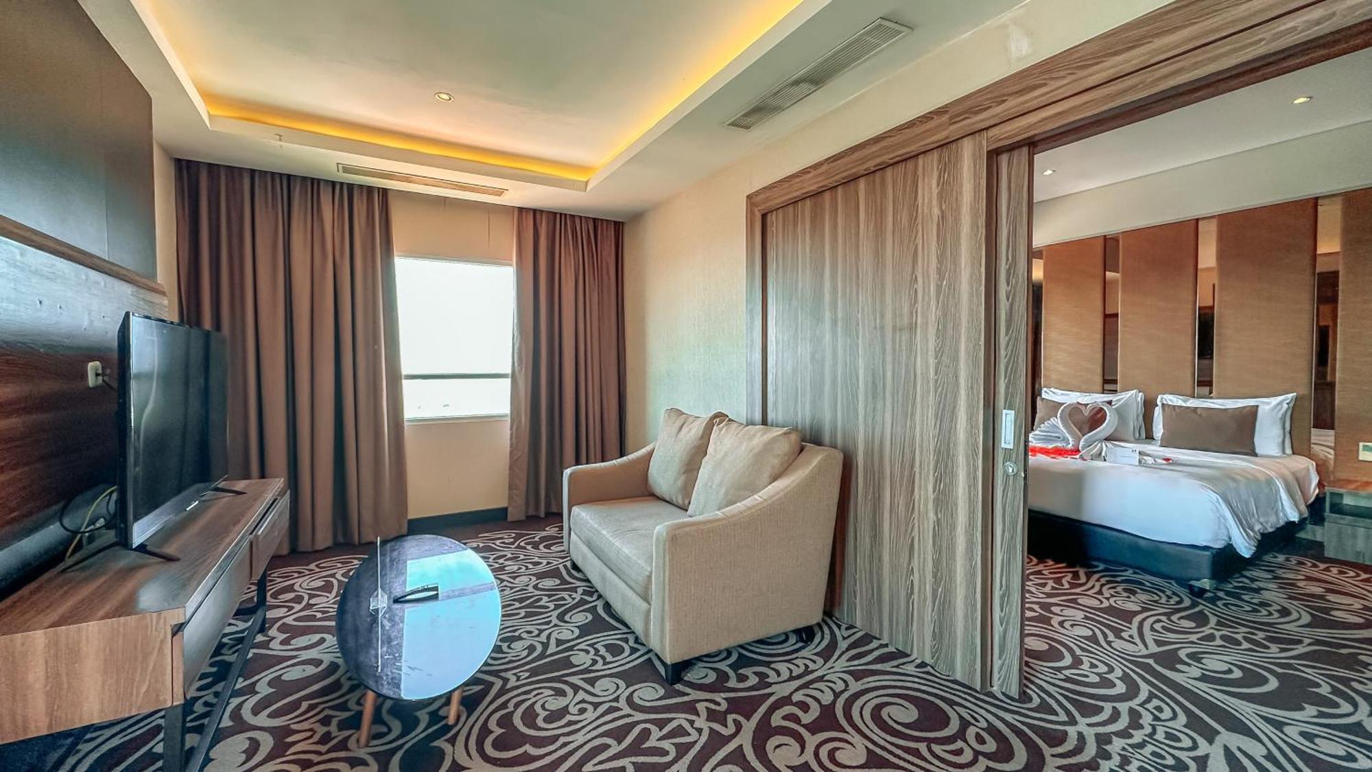 Swiss-Belinn Karawang Esterno foto