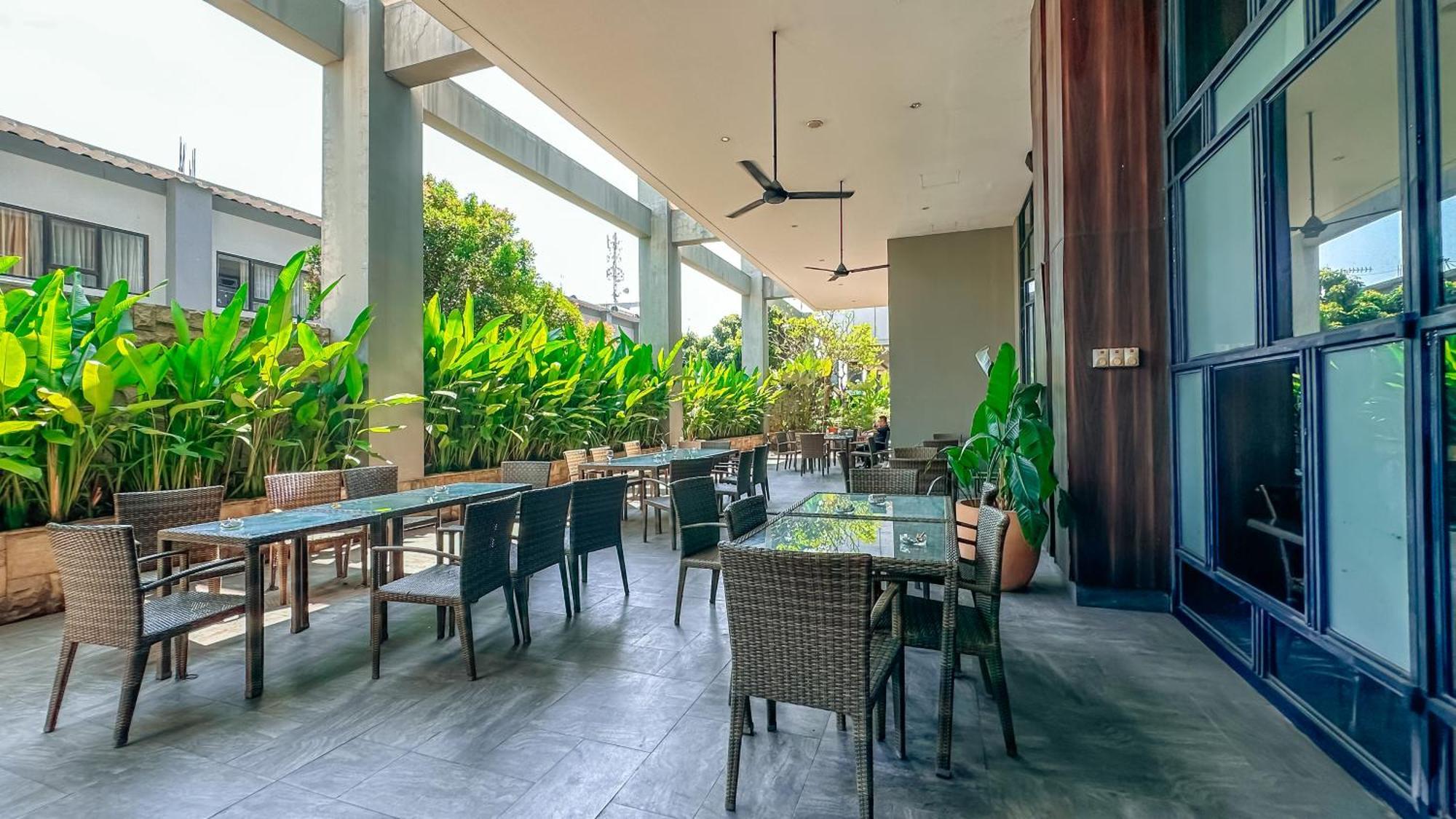 Swiss-Belinn Karawang Esterno foto
