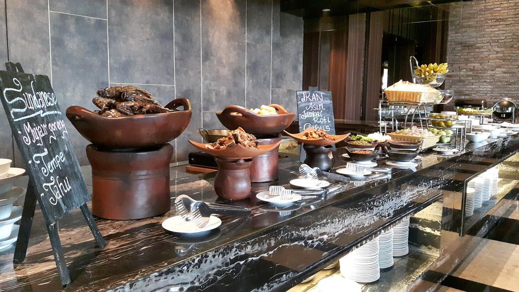Swiss-Belinn Karawang Esterno foto