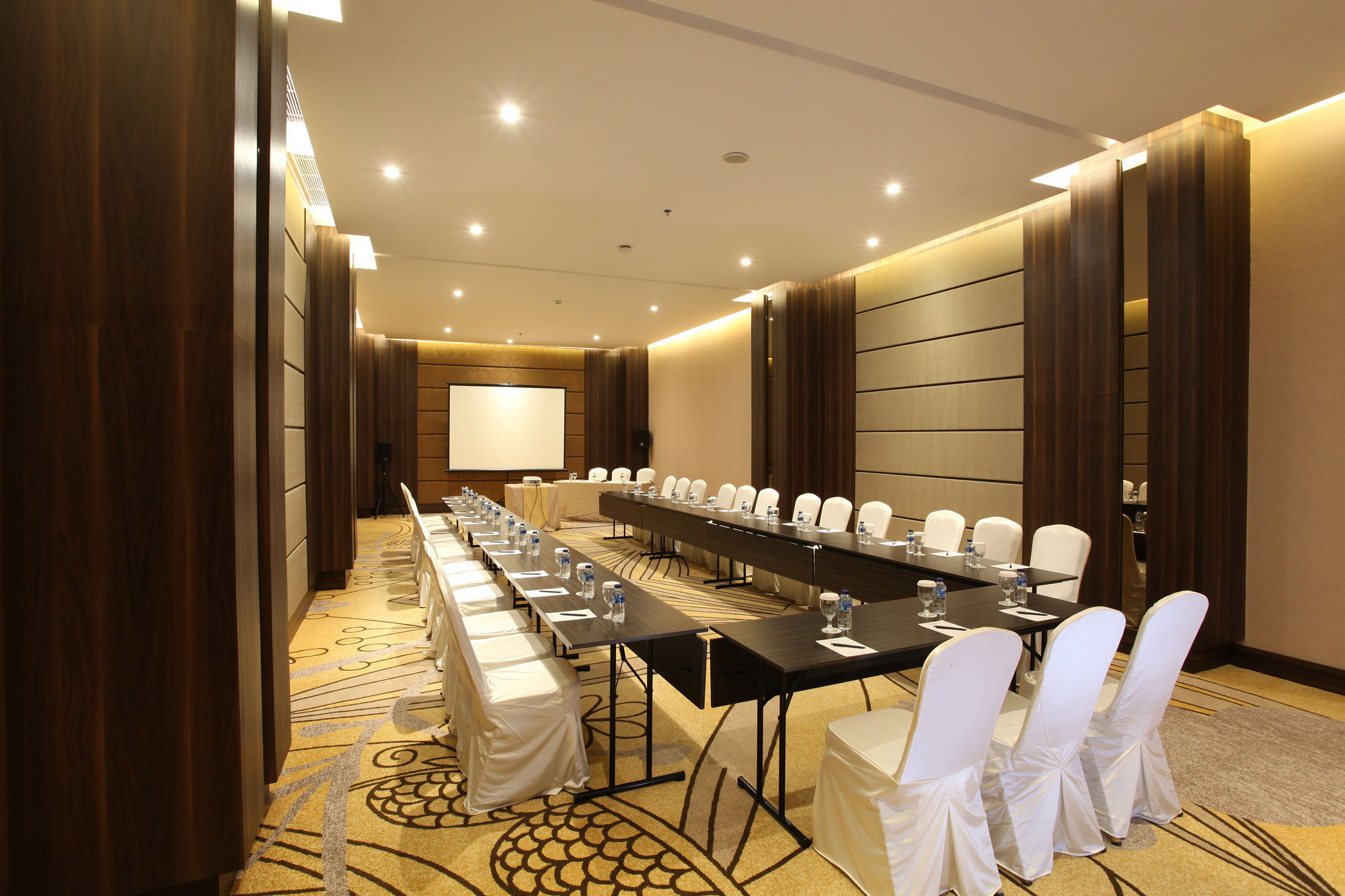 Swiss-Belinn Karawang Esterno foto